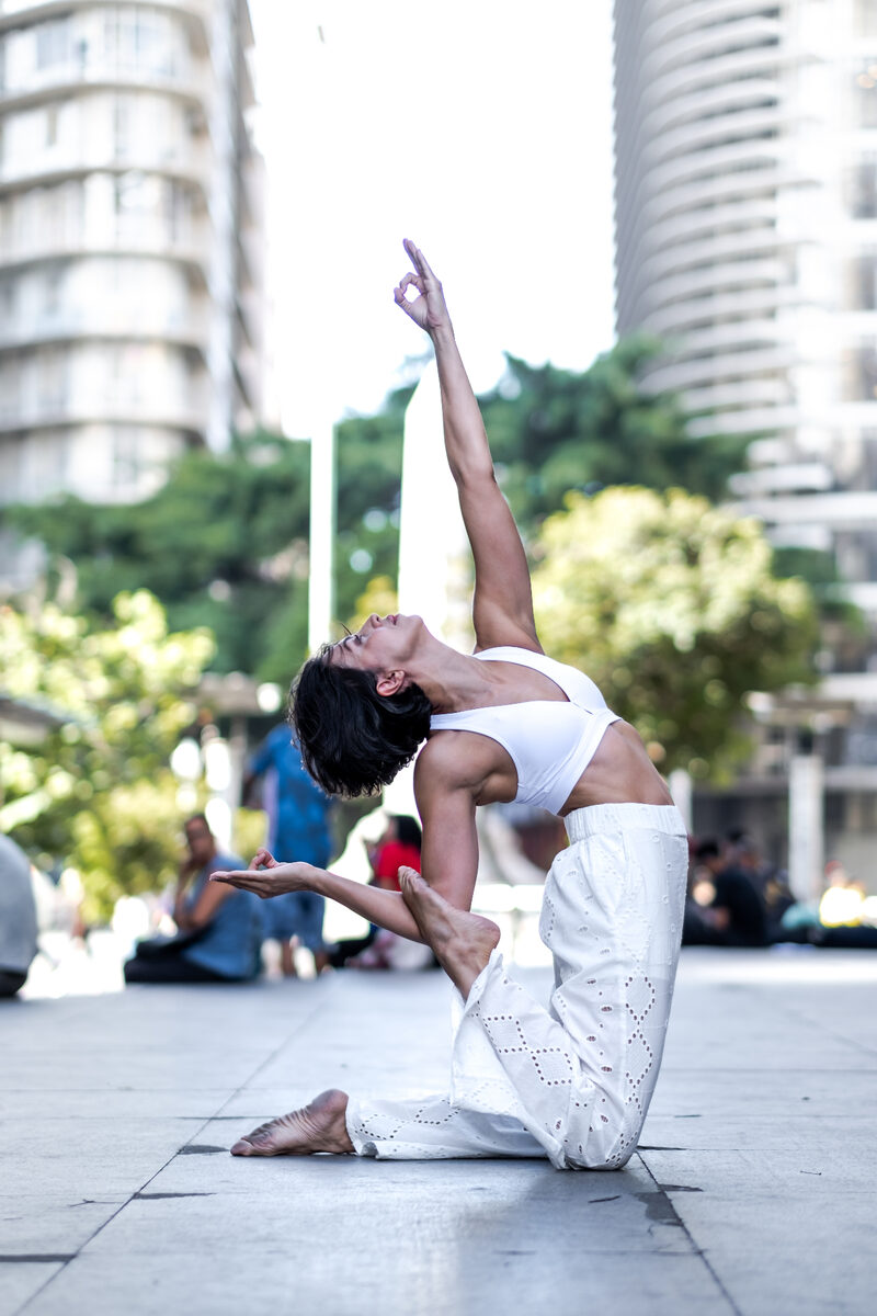 Flávia Ferraz em postura de yoga (Camelo)